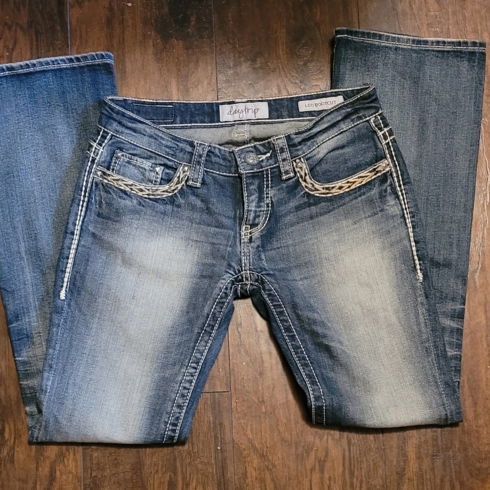 NWOT Buckle Daytrip Leo 28R Bootcup Jeans